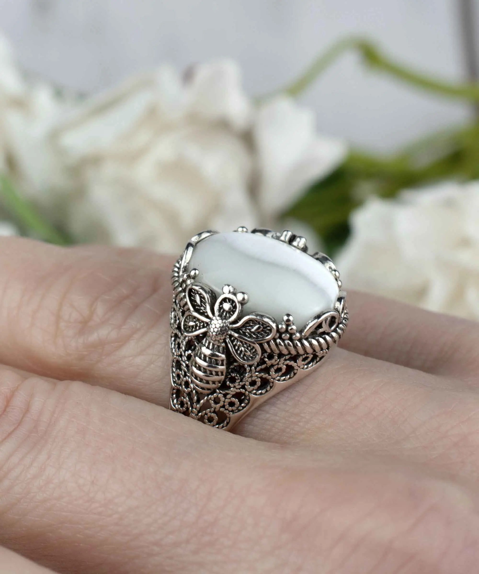 Handcrafted 925 Sterling Silver Mother of Pearl Filigree Art Queen