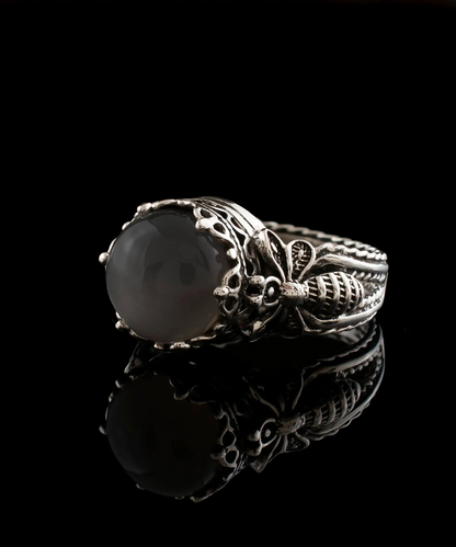 FiligranIst - Gray Moonstone Gemstone Bee Detailed Silver Cocktail Ring