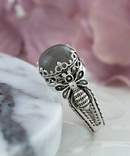 FiligranIst - Gray Moonstone Gemstone Bee Detailed Silver Cocktail Ring