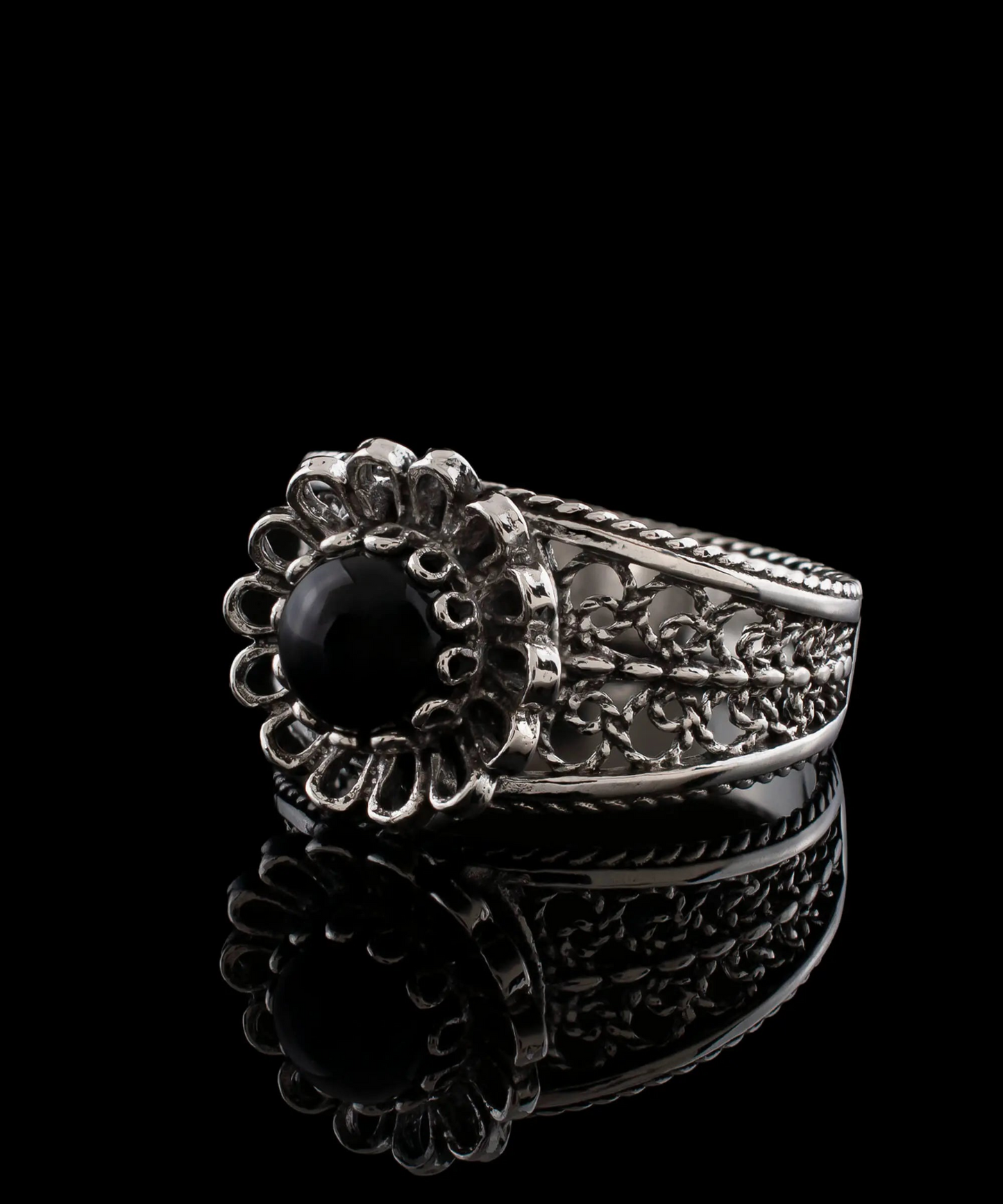 FiligranIst - Black Onyx Gemstone Daisy Filigree Silver Cocktail Ring