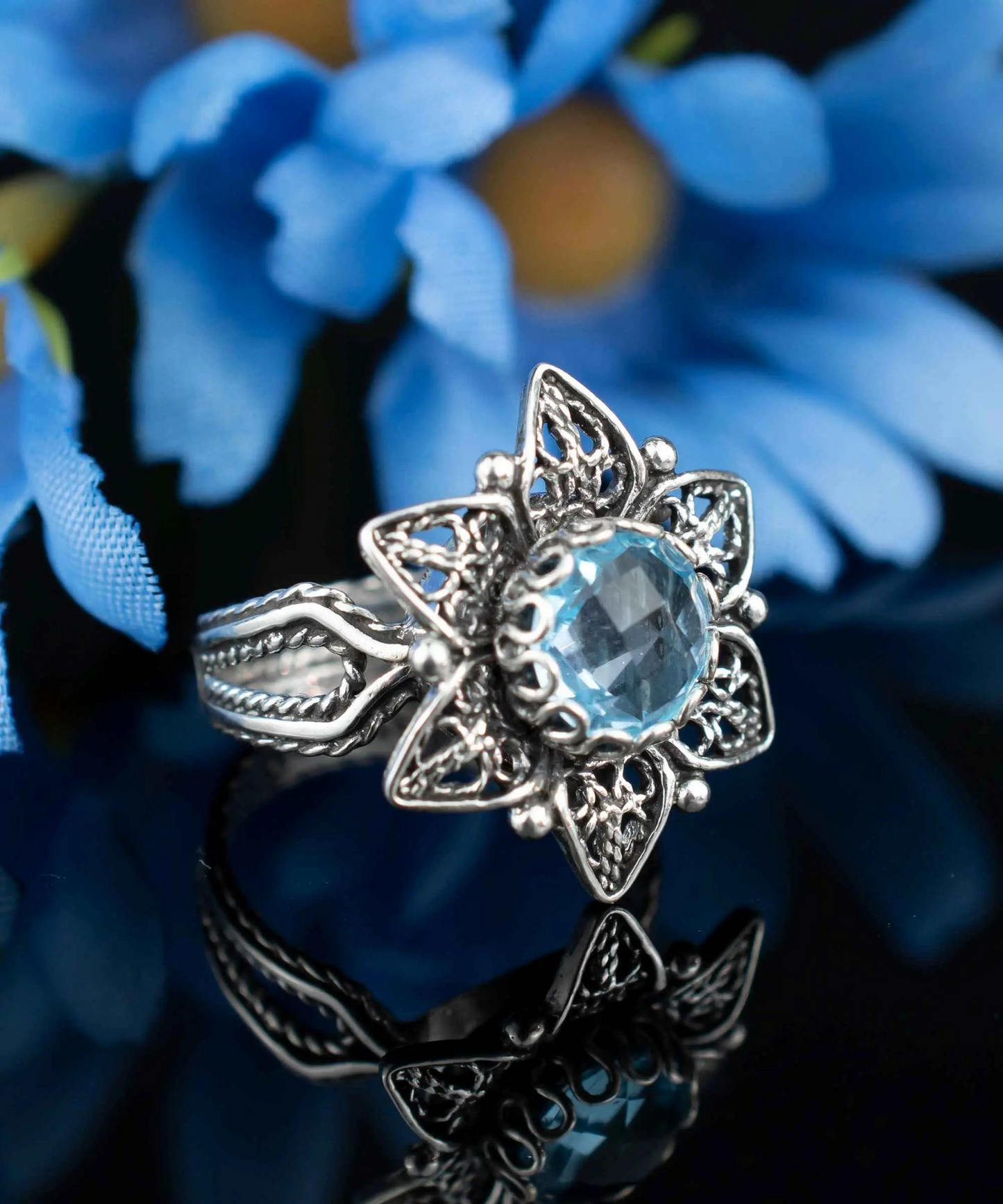 FiligranIst - Blue Topaz Gemstone Daisy Filigree Silver Cocktail Ring