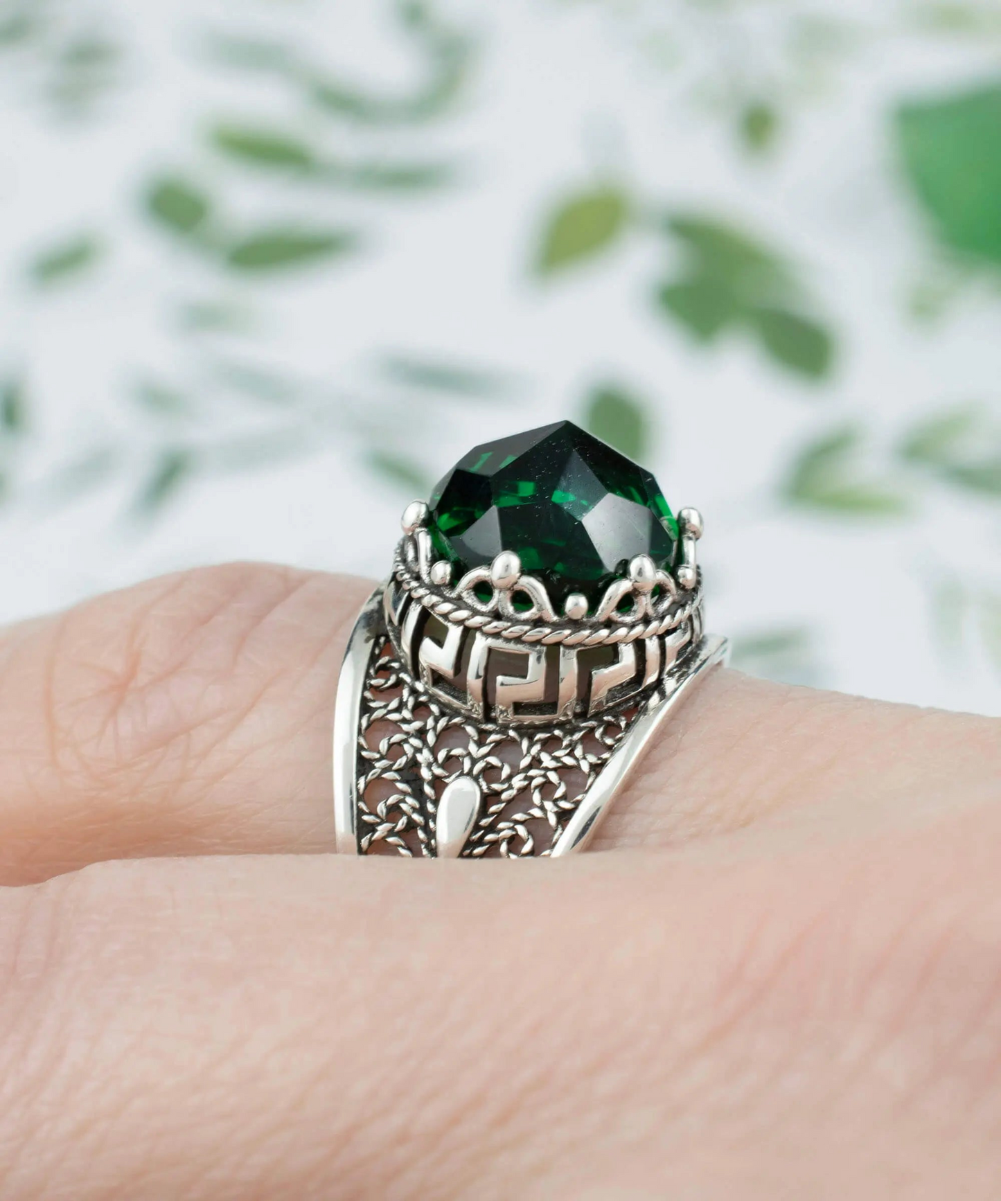 FiligranIst - Peridot Gemstone Meander Pattern Filigree Silver Cocktail Ring